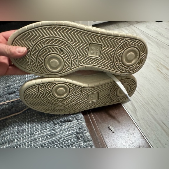 Veja v10 Women's White and Pink Sneakers - Picture 8 of 9